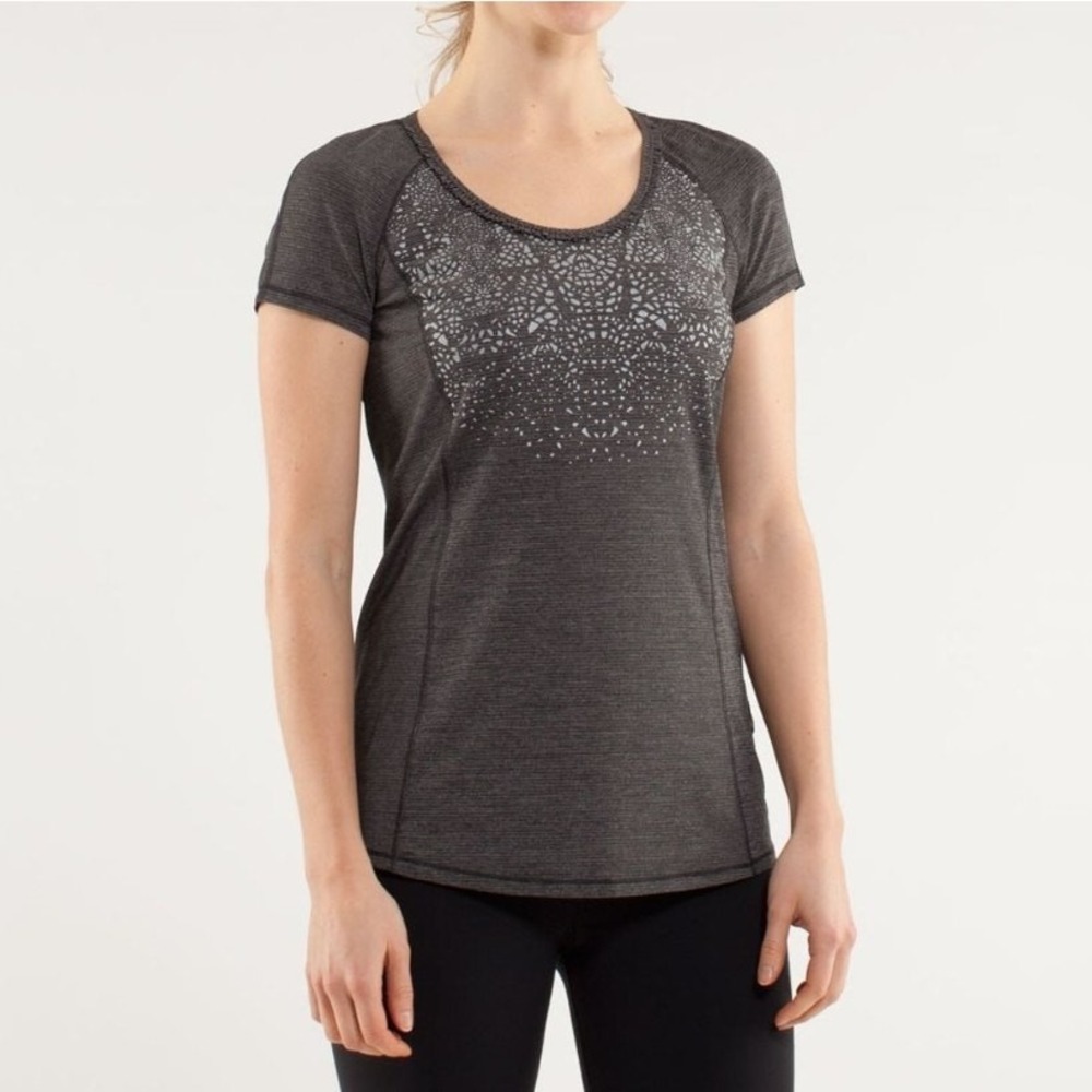 Lululemon Women's Size 4 Running Shirt Reflective Back Pocket Gray Athletic Tee